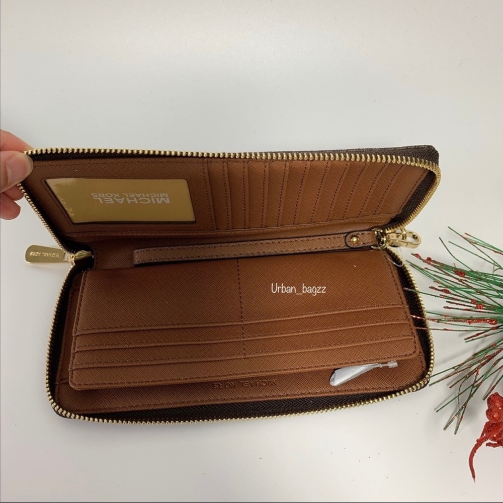 Michael Kors Suri Large Bucket Messenger & Wallet - Picture 5 of 16